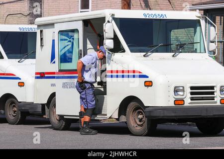 Danville, United States. 20th July, 2022. A United States Postal Service (USPS) worker exits a Grumman Long Life Vehicle. On July 20, the USPS announced that at least 40 percent of its Next Generation Delivery Vehicles (NGDVs) and commercial off-the-street (COTS) vehicles will be battery electric vehicles. Credit: SOPA Images Limited/Alamy Live News Stock Photo