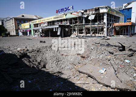 Non Exclusive: DRUZHKIVKA, UKRAINE - JULY 9, 2022 - The crater from a Russian shell is pictured outside a shopping mall, Druzhkivka, Donetsk Region, e Stock Photo