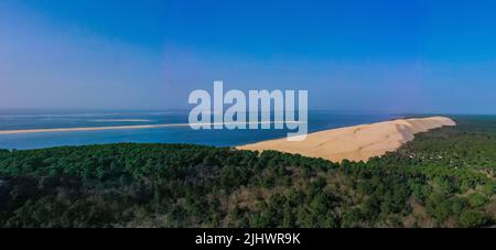 FRANCE. GIRONDE (33) ARCACHON BASIN, AERIAL VIEW OF TESTE DE BUCH, PYLA-SUR-MER, DUNE DU PILAT. FOREST AREA WHICH MOSTLY BURNED DOWN IN THE JULY 2022 Stock Photo