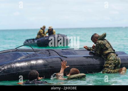 Hawaii, USA. 6th July, 2022. A U.S. Marine assigned to Battalion Landing Team 3rd Battalion, 4th Marine Regiment, Marine Air-Ground Task Force 7 'Ripper' and a Marine assigned to the Mexican Naval Infantry practice small boat flipping techniques during small boat training with the U.S. Marine Corps, Sri Lanka Navy Marines, the Indonesian Marine Corps, the Mexican Naval Infantry and the Australian Army on Marine Corps Base Hawaii on July 6, 2022, in support of Rim of the Pacific (RIMPAC). Twenty-six nations, 38 ships, four submarines, more than 170 aircraft and 25,000 personnel are participati Stock Photo
