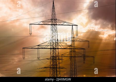 Viele Strommasten und Stromleitungen vor Himmel Stock Photo