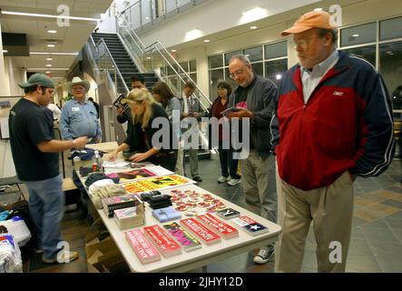 Kinky Friedman gubernatorial campaign Director of Merchandising Blake Waxler (left) talks with attendees as they examine a table full of bumper stickers, buttons, hats and other campaign merchandise during a campaign event on Thursday, Nov. 2, 2006 at Smith Entrepreneur Hall on the Texas Christian University campus in Fort Worth, Tarrant County, TX, USA. Friedman is one of two independent candidates hoping to unseat incumbent Republican Gov. Rick Perry to become the Lonestar State's first independent governor since Sam Houston in 1859. (Apex MediaWire Photo by Timothy J. Jones) Stock Photo