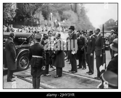 1938 Munich Agreement Appeasement . Arrival of Neville Chamberlain. Chamberlain (British Prime Minister), Joachim von Ribbentrop (Minister of Foreign Affairs of Nazi Germany from 1938 to 1945), Alexander von Dörnberg (head of the Protocol Department of the German Foreign Office) etc. in Münich on September 29th. 1938. 'Peace in our Time' Stock Photo