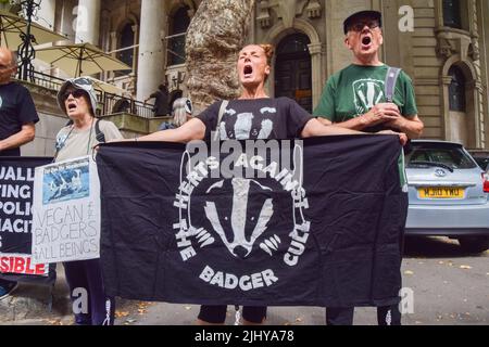 London, England, UK. 21st July, 2022. A protester holds an anti -badger cull banner. Activists gathered outside DEFRA (The Department for Environment, Food and Rural Affairs) in protest against the ongoing badger cull, which is part of the UK Government's policy against the spread of bovine tuberculosis. Scientists and activists insist that the killing of the wild animals is unnecessary, cruel, and ineffective against the spread of bovine TB. (Credit Image: © Vuk Valcic/ZUMA Press Wire) Stock Photo