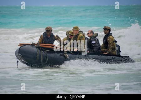 Waimanalo, United States. 18 July, 2022. Australian Army soldiers come to shore in a rubber raiding raft during amphibious operations training with the U.S. Marine Corps as part of the Rim of the Pacific exercises at Bellows Beach July 18, 2022 in Bellows Air Force Station, Hawaii. Credit: MCS Leon Vonguyen/U.S. Navy/Alamy Live News Stock Photo