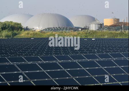 GERMANY, Biogas plant and Photovoltaic solar field / DEUTSCHLAND, Schleswig-Holstein, Reußenkoog, GP Joule Biogasanlage und Photovoltaik Anlage Stock Photo