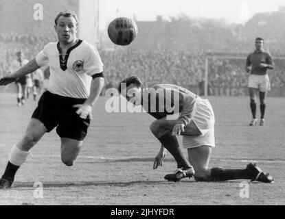 FILED - 26 October 1958, France, Paris: German striker Uwe Seeler (l) heads towards the opponents' goal past French counterpart Yvon Douis during an international soccer match with France. (b/w only) Seeler died Thursday (July 21, 2022) at the age of 85, his former club Hamburger SV confirmed, citing Seeler's family. Photo: dpa Stock Photo