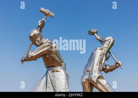 Stainless steel art sculptures called 'Shipbuilders of Port Glasgow' by John McKenna in Coronation Park, Port Glasgow depicting workmen Stock Photo