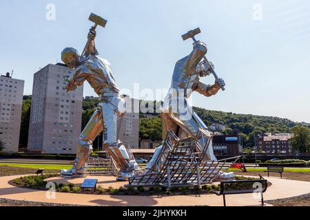 Stainless steel art sculptures called 'Shipbuilders of Port Glasgow' by John McKenna in Coronation Park, Port Glasgow depicting workmen Stock Photo