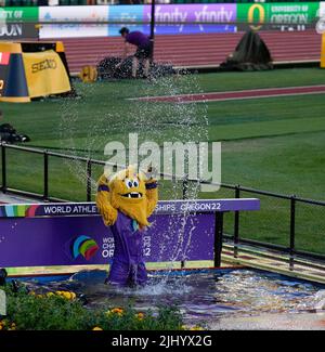 Eugene,,  20 Jul 2022  Games mascot Legend takes a well earned  cooling off during the World Athletics Championships at Hayward Field Eugene USA on July 20 2022 Alamy Live News Stock Photo