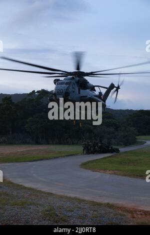 U.S. Marines with Combat Logistics Battalion 31, 31st Marine Expeditionary Unit, attach an M777 towed 155 mm howitzer to a CH-53E Super Stallion with Marine Medium Tiltrotor Squadron 262 (Reinforced), 31st MEU, during helicopter support team training at Camp Hansen, Okinawa, Japan, July 19, 2022. The HST enables the setup of an expedient landing zone for aircraft, and are able to secure equipment such as Joint Light Tactical Vehicle’s and howitzers for pickup. The 31st MEU, the Marine Corps’ only continuously forward-deployed MEU, provides a flexible and lethal force ready to perform a wide ra Stock Photo