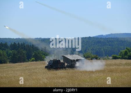 British Soldiers assigned to 26th Regiment Royal Artillery carry out a fire mission with M270 Multiple Launch Rocket Systems as part of exercise Dynamic Front 22 (DF 22) at the 7th Army Training Command's Grafenwoehr Training Area, Germany, July 18, 2022. DF22, led by 56th Artillery Command and U.S. Army Europe and Africa directed, is the premier U.S. led NATO Allied and Partner integrated fires exercise in the European Theater focusing on fires interoperability and increasing readiness, lethality and interoperability across the human, procedural, and technical domains.(U.S. Army photo by Kevi Stock Photo