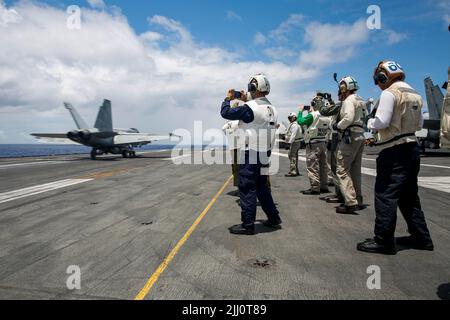 220720-N-MM912-2017 PACIFIC OCEAN (July 20, 2022) Military leaders from Colombia and Israel observe an F/A-18E Super Hornet, assigned to the “Vigilantes” of Strike Fighter Squadron (VFA) 151, launch from the flight deck of the Nimitz-class aircraft carrier USS Abraham Lincoln (CVN 72) during Rim of the Pacific (RIMPAC) 2022. Twenty-six nations, 38 ships, three submarines, more than 170 aircraft and 25,000 personnel are participating in RIMPAC from June 29 to Aug. 4 in and around the Hawaiian Islands and Southern California. The world’s largest international maritime exercise, RIMPAC provides a Stock Photo