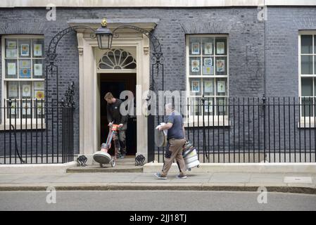 London, England, UK. Floor-polishing equipment being taking into 10 Downing street, April 2022 Stock Photo