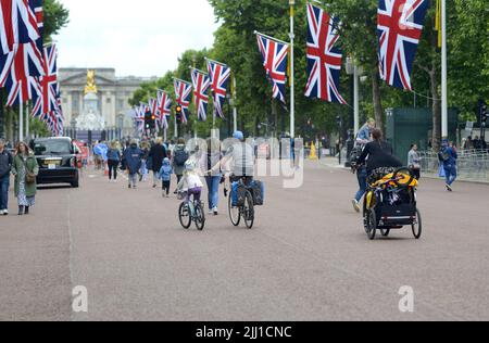 London, England, UK. People in The Mall while it is closed to traffic before the Queen's Platinum Jubilee celebrations, 30th May 2022 Stock Photo