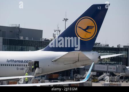 22 July 2022, Hessen, Frankfurt/Main: A Lufthansa passenger aircraft stands on the airport apron. In view of the start of the vacations in several German states, airport operator Fraport is expecting a record rush. On the weekend of July 22 to 24, 2022, around 200,000 passengers per day are expected. Photo: Boris Roessler/dpa Stock Photo