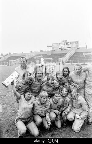 Svenska landslaget jublar efter segern mot England i finalen i fotbolls-EM i Luton, England, den 27 maj 1984. Lagkapten Anette Börjesson höjer bucklan till vänster.Sweden's team celebrates with a line-up after  the victory against England in the final match of the 1984 European Competition for Women's Football. Team captain Anette Börjesson, front left, holds the trophy. Foto: Lars Jansson / EXP / TT / Kod: 22 **AFTONBLADET OUT** Stock Photo