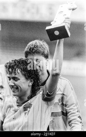 Svenska landslagets kapten, Anette Börjesson, jublar efter segern mot England i finalen i fotbolls-EM i Luton, England, den 27 maj 1984.Sweden's team captain Anette Börjesson celebrates with trophy after the victory against England in the final match of the 1984 European Competition for Women's Football.  Foto: Lars Jansson / EXP / TT / Kod: 22 **AFTONBLADET OUT** Stock Photo