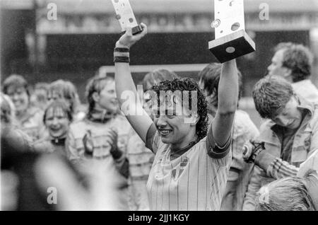 Svenska landslagets kapten, Anette Börjesson, jublar efter segern mot England i finalen i fotbolls-EM i Luton, England, den 27 maj 1984.Sweden's team captain Anette Börjesson celebrates with trophy after the victory against England in the final match of the 1984 European Competition for Women's Football.  Foto: Lars Jansson / EXP / TT / Kod: 22 **AFTONBLADET OUT** Stock Photo