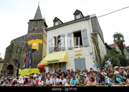 Castelnau Magnoac, France. 22nd July, 2022. fans pictured at the start of stage 19 of the Tour de France cycling race, from Castelnau-Magnoac - Cahors (189km), France, on Friday 22 July 2022. This year's Tour de France takes place from 01 to 24 July 2022. BELGA PHOTO DAVID STOCKMAN - UK OUT Credit: Belga News Agency/Alamy Live News Stock Photo