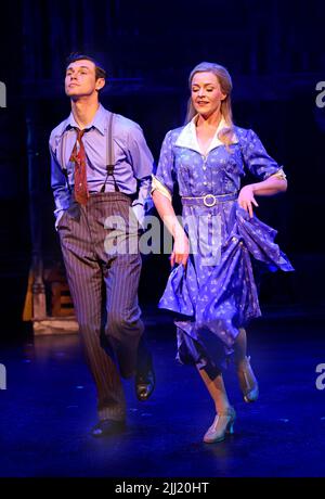 Charlie Stemp (Bobby Child) and Carly Anderson (Polly Baker) in Crazy For You, music & lyrics by George & Ira Gershwin, Chichester Festival Theatre Stock Photo