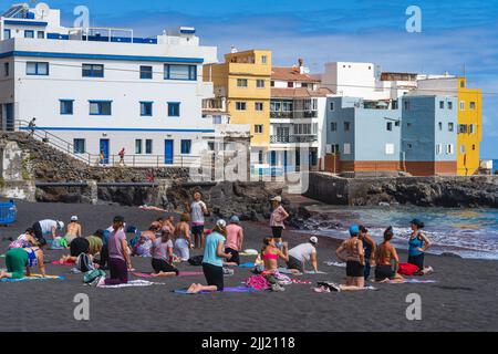 Puerto de la Cruz, Tenerife, June 23, 2022. People doing gymnastics on the beach of Puerto de La Cruz in Tenerife,  Stock Photo