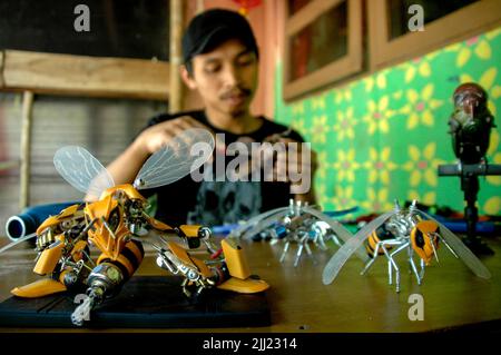 (220722) -- BOGOR, July 22, 2022 (Xinhua) -- Insect robot toys made of recycled materials are displayed for sale in a village in Bogor, West Java, Indonesia, July 22, 2022. (Photo by Sandika Fadilah/Xinhua) Stock Photo