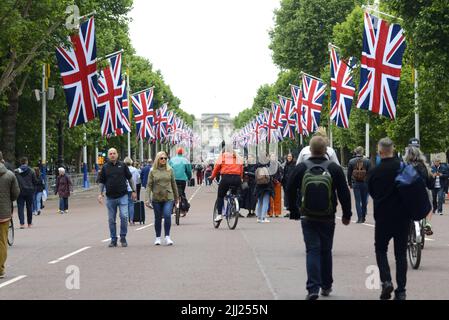 London, England, UK. People in The Mall while it is closed to traffic before the Queen's Platinum Jubilee celebrations, 30th May 2022 Stock Photo