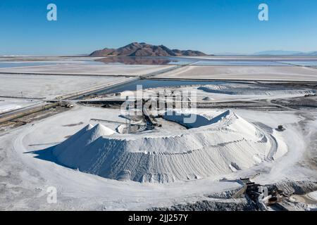 Grantsville, Utah - The Morton Salt facility, where salt is produced by impounding brine in shallow evaporation ponds at the edge of Great Salt Lake. Stock Photo