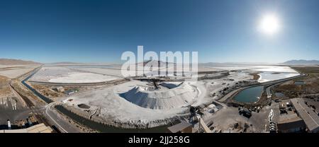 Grantsville, Utah - The Morton Salt facility, where salt is produced by impounding brine in shallow evaporation ponds at the edge of Great Salt Lake. Stock Photo