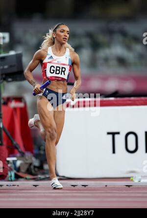 Laviai Nielsen participating in the 4x400 meter relay at the 2020 Tokyo Olympics. Stock Photo