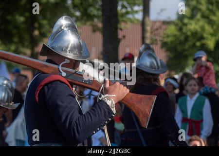 Pomerania, Germany. 22nd July, 2022. 22 July 2022, Mecklenburg-Western Pomerania, Stralsund: Participants wear historical costumes and weapons at the Wallensteintage. Until July 24, 2021, the people of Stralsund will celebrate the victory over the imperial troops under General Albrecht von Wallenstein almost 400 years ago, on July 24, 1628. The festivities also include a historical market. According to its own information, the folk festival is one of the largest in northern Germany. Photo: Stefan Sauer/dpa Credit: dpa picture alliance/Alamy Live News Stock Photo