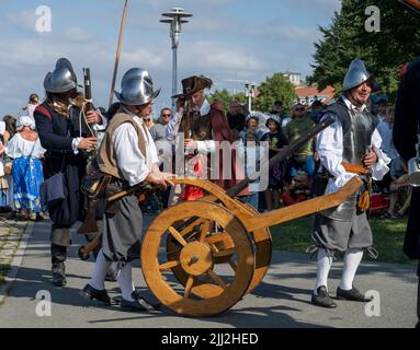 Pomerania, Germany. 22nd July, 2022. 22 July 2022, Mecklenburg-Western Pomerania, Stralsund: Participants wear historical costumes and weapons at the Wallensteintage. Until July 24, 2021, the people of Stralsund will celebrate the victory over the imperial troops under General Albrecht von Wallenstein almost 400 years ago, on July 24, 1628. The festivities also include a historical market. According to its own information, the folk festival is one of the largest in northern Germany. Photo: Stefan Sauer/dpa Credit: dpa picture alliance/Alamy Live News Stock Photo