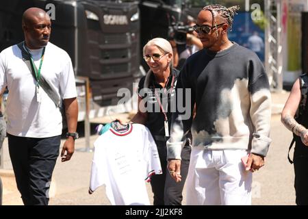 Le Castellet, France. 22nd July, 2022. 22nd July; Circuit Paul Ricard, Le Castellet, Matseille, France: F1 Grand Prix of France, Free Practice day; Mercedes AMG Petronas F1 Team, Lewis Hamilton arrives with his his physio Angela Cullen Credit: Action Plus Sports Images/Alamy Live News Stock Photo