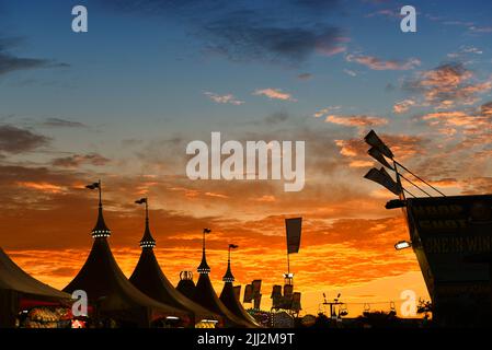 COSTA MESA, CALIFORNIA - 20 JUL 2022: Beautiful Sunset over the Midway at the Orange County Fair. Stock Photo