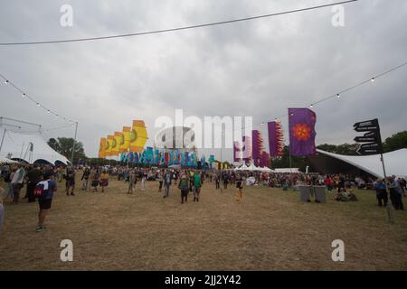 Jodrell Bank, Cheshire, UK. 22nd July, 2022.A general view of the arena at the Bluedot Festival at Jodrell Bank Observatory, Goostrey, England on Saturday 23rd July 2022. Stock Photo