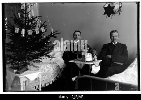 Hålahult's sanatorium, interior, two men sitting at beds, small Christmas tree on table. Stock Photo