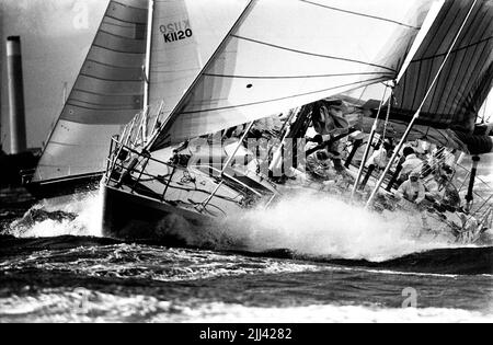 AJAX NEWS PHOTOS. 1985. SOLENT, ENGLAND. - FASTNET RACE START - SIMON LE BON'S DRUM CRASHES THROUGH A HEAVY SEA AT THE START OF THE 605 MILE RACE. A FEW HOURS LATER, THE YACHT LOST HER KEEL AND CAPSIZED OFF THE DEVON COAST. ALL ON BOARD WERE SAVED. PHOTO:JONATHAN EASTLAND/AJAX. REF:1985 25 Stock Photo