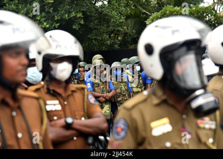 Colombo, Sri Lanka. 22nd July, 2022. Police and Security forces personnel stand guard near the Sri Lankan Presidential Secretariat building in Colombo. The Security forces have removed the anti-government protesters who were at the Presidential Secretariat early (22nd July) morning. (Credit Image: © Ruwan Walpola/Pacific Press via ZUMA Press Wire) Stock Photo