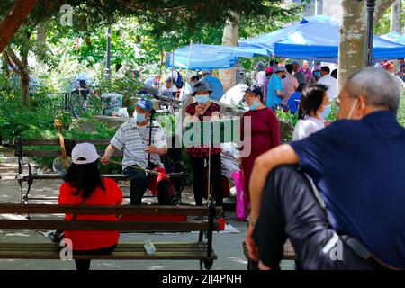 A Chinese singing group at Dr. Sun Yat-sen Plaza in Columbus Park in Manhattan Chinatown, New York City, July 4, 2022. 華埠, 紐約, 唐人街 Stock Photo