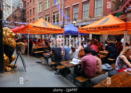 After work at Stone Street with its many restaurants, outdoor dining, and beer garden in Lower Manhattan's Financial District, New York Stock Photo