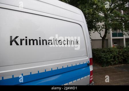 Berlin, Germany. 23rd July, 2022. A police forensics vehicle is parked in front of an apartment building in Singerstraße. There, in an apartment in Berlin-Friedrichshain, a body was discovered. The homicide squad started investigations. Credit: Paul Zinken/dpa/Alamy Live News Stock Photo