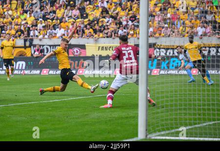 Dresden, Germany. 23rd July, 2022. Soccer: 3rd division, SG Dynamo Dresden  - TSV 1860 Munich, Matchday 1, Rudolf Harbig Stadium. Munich's Leandro  Morgalla plays the ball. Credit: Robert Michael/dpa/Alamy Live News Stock