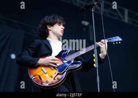 Sheffield, UK. 23rd July, 2022. Elijah Hewson lead singer and guitarist of Inhaler in Sheffield, United Kingdom on 7/23/2022. (Photo by Ben Early/News Images/Sipa USA) Credit: Sipa USA/Alamy Live News Stock Photo