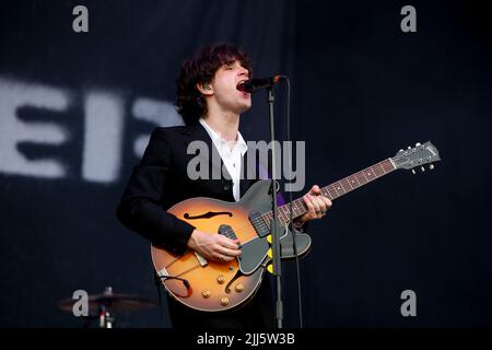 Sheffield, UK. 23rd July, 2022. Elijah Hewson lead singer and guitarist of Inhaler in Sheffield, United Kingdom on 7/23/2022. (Photo by Ben Early/News Images/Sipa USA) Credit: Sipa USA/Alamy Live News Stock Photo