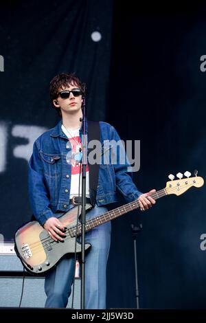 Sheffield, UK. 23rd July, 2022. Robert Keating bass guitarist of Inhaler in Sheffield, United Kingdom on 7/23/2022. (Photo by Ben Early/News Images/Sipa USA) Credit: Sipa USA/Alamy Live News Stock Photo