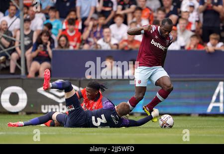 West Ham United's Michail Antonio tries to get past Luton Town goalkeeper Ethan Horvath during a pre-season friendly match at Kenilworth Road, Luton. Picture date: Saturday July 23, 2022. Stock Photo