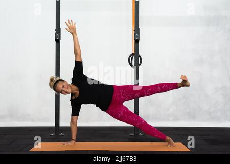 Strong Legs: 10 Yoga Poses to Build Up These Muscles | YouAligned
