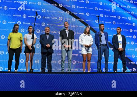 Krakow, Poland. 23rd July, 2022. Elina Svitolina, Agnieszka Radwanska, Martyn Pawelski, Iga Swiatek, Sergiy Stakhovsky, Andriy Shevchenko during Iga Swiatek and Friends for Ukraine charity match on July 23, 2022 in Krakow, Poland. (Photo by Krzysztof Porebski/PressFocus/Sipa USA)France OUT, Poland OUT Credit: Sipa USA/Alamy Live News Stock Photo