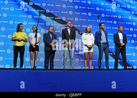 Krakow, Poland. 23rd July, 2022. Elina Svitolina, Agnieszka Radwanska, Martyn Pawelski, Iga Swiatek, Sergiy Stakhovsky, Andriy Shevchenko during Iga Swiatek and Friends for Ukraine charity match on July 23, 2022 in Krakow, Poland. (Photo by Krzysztof Porebski/PressFocus/Sipa USA)France OUT, Poland OUT Credit: Sipa USA/Alamy Live News Stock Photo